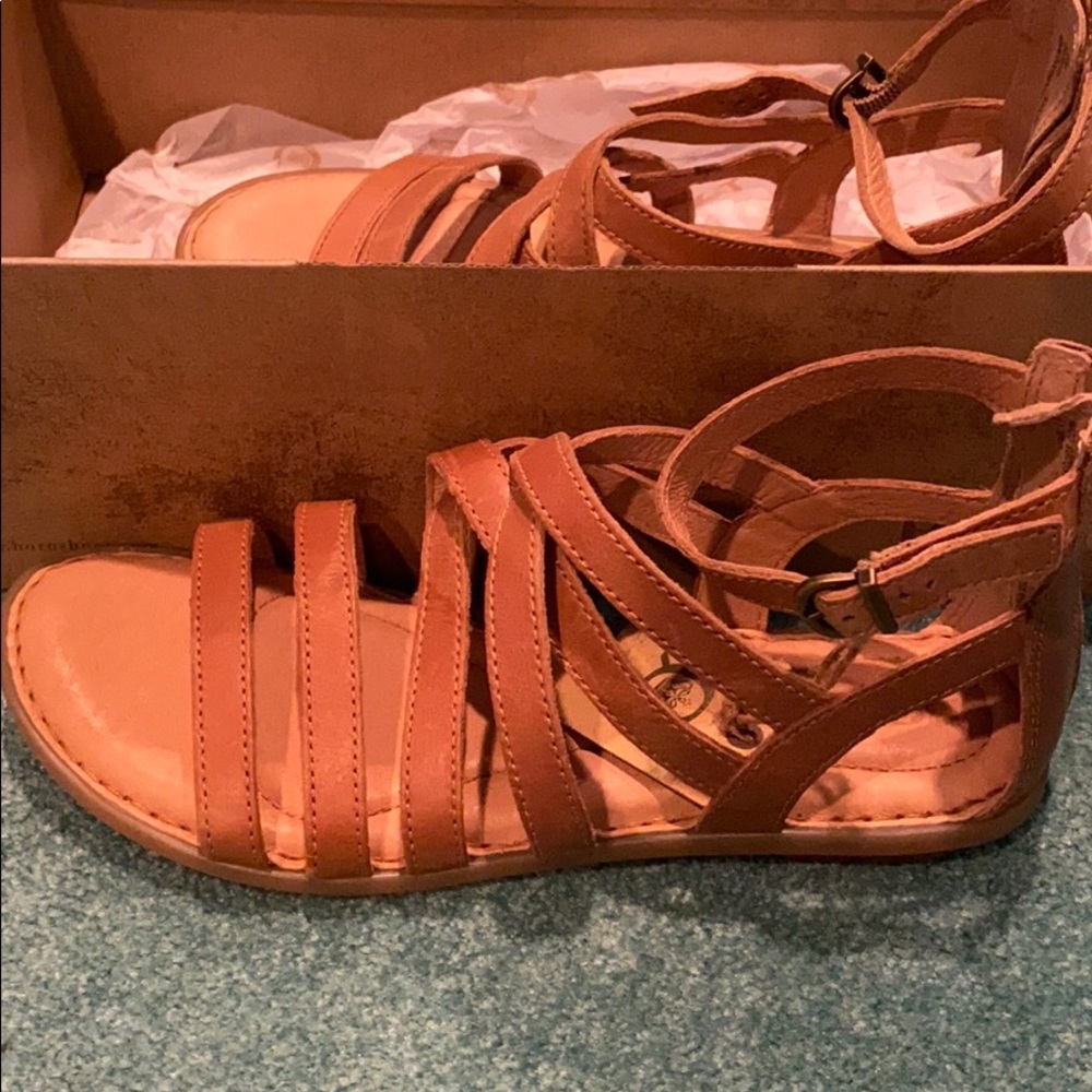 Never worn tan Born sandals, 8M
